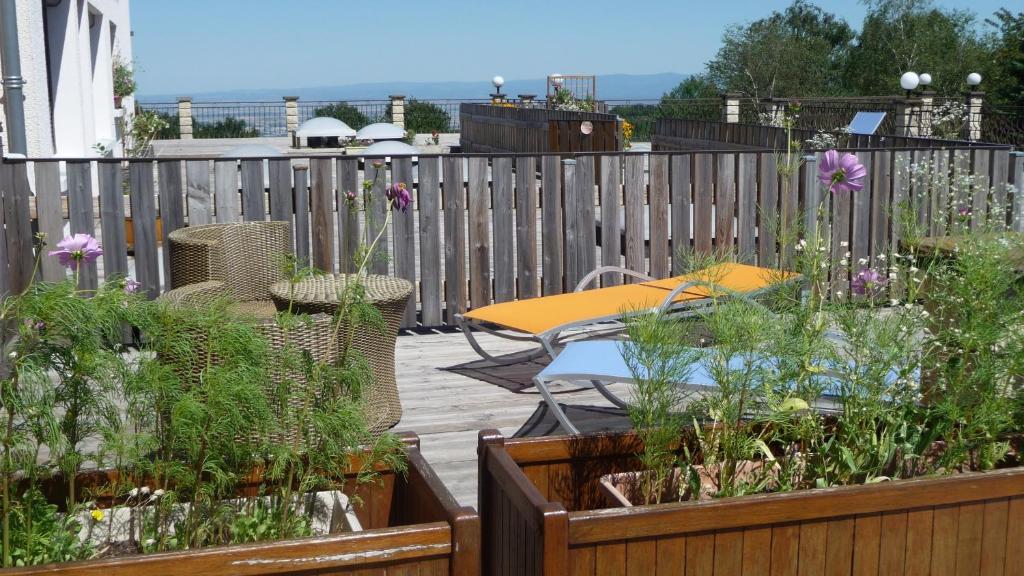 Logis La Rose Des Vents Hotel Volvic Eksteriør billede