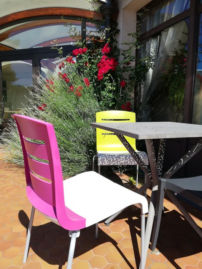 Logis La Rose Des Vents Hotel Volvic Eksteriør billede