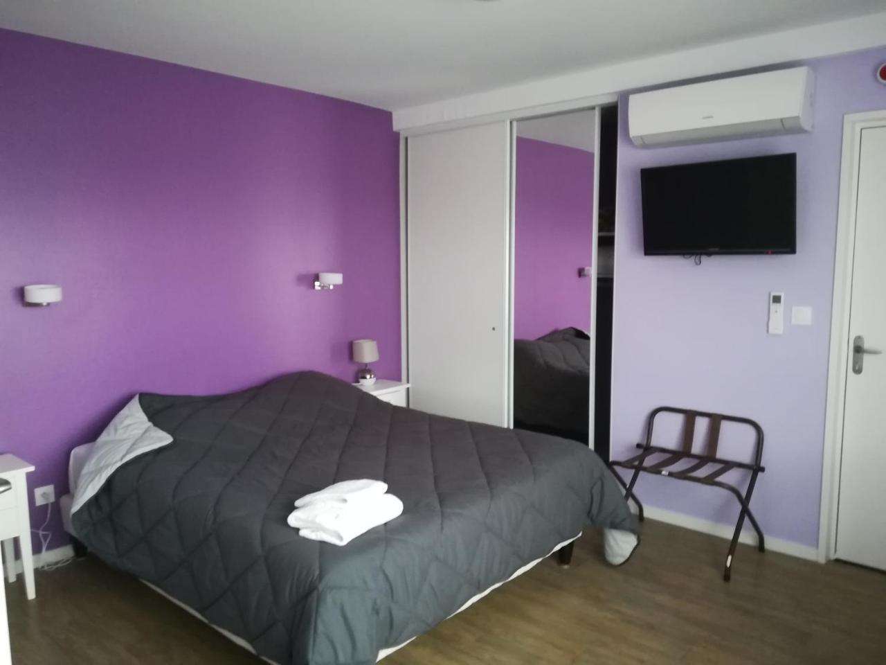 Logis La Rose Des Vents Hotel Volvic Eksteriør billede