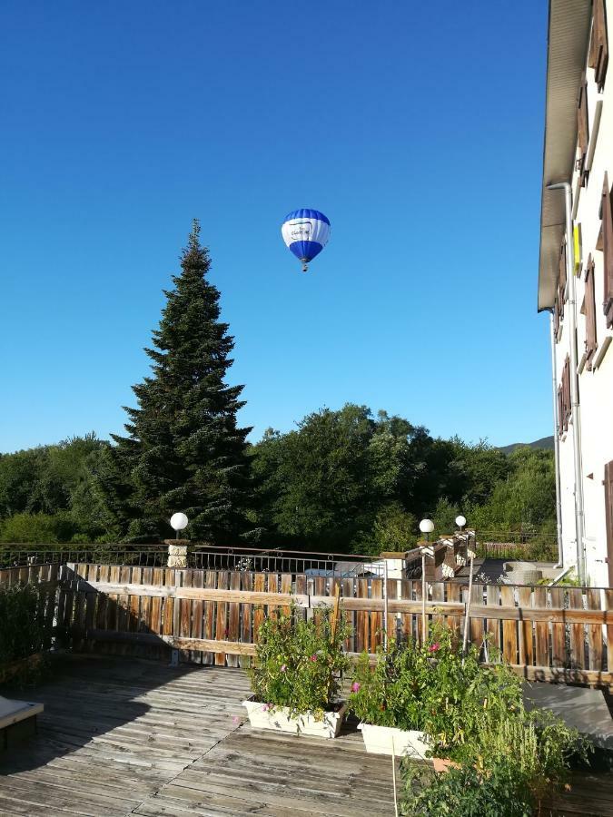 Logis La Rose Des Vents Hotel Volvic Eksteriør billede